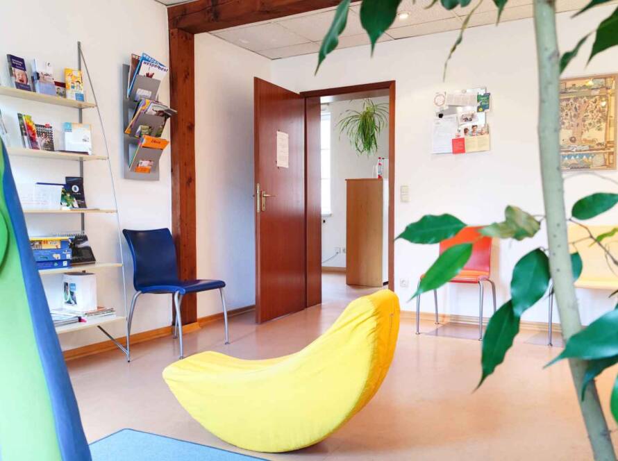 Foto von der Website der Kinderarztpraxis Erika Bahn - ein Warteraum der Kinderarztpraxis – moderner Onepager mit freundlichem, hellem Webdesign und selbst erstellten Praxisfoto